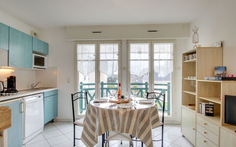 Dinard 188: Proprietà, Cabinetry, Controsoffitto, Mobilia, Tavolo, Finestra, Sedia, Interior Design, Legna, Cucina