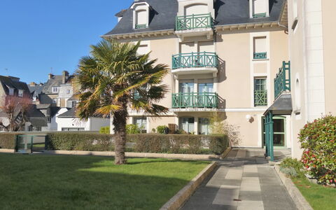 Dinard 188: Pianta, Costruzione, Cielo, Finestra, Urban Design, Albero, Condominio, Arecales, Facciata, Zona Residenziale