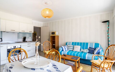 Le Marbello: Tavolo, Proprietà, Mobilia, Sedia, Decorazione, Azzurro, Tessile, Interior Design, Pavimento, Pavimentazione