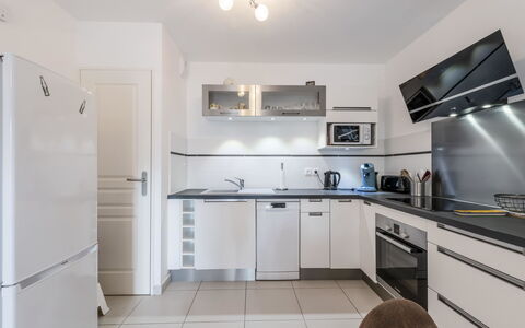 Cavalaire 355: Cabinetry, Controsoffitto, Lavello, Cucina Stufa, Elettrodomestico Da Cucina, Elettrodomestico, Cucina, Interior Design, Pavimentazione, Legna