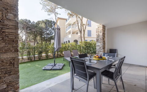 Cavalaire 355: Pianta, Tavolo, Mobilia, Costruzione, Sedia, Interior Design, Shade, Albero, Pavimento, Parete