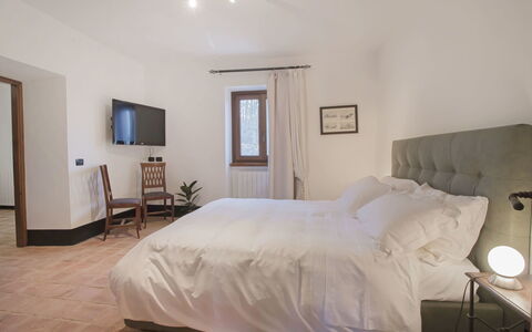 Cantiniere: Camera Da Letto, Letto, Camera, Mobilia, Lenzuolo, Proprietà, Bedding, Telaio Del Letto, Pavimento, Parete