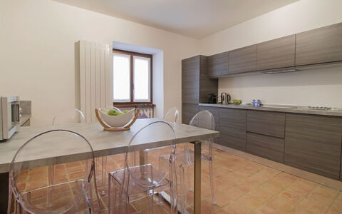 Cantiniere: Proprietà, Camera, Mobilia, Pavimento, Interior Design, Immobiliare, Costruzione, Casa, Cucina, Tavolo