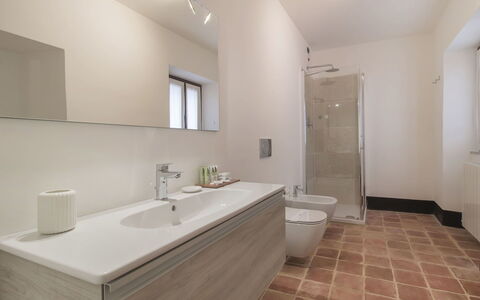 Cantiniere: Bagno, Proprietà, Camera, Pavimento, Interior Design, Costruzione, Piastrella, Immobiliare, Lavello, Architettura