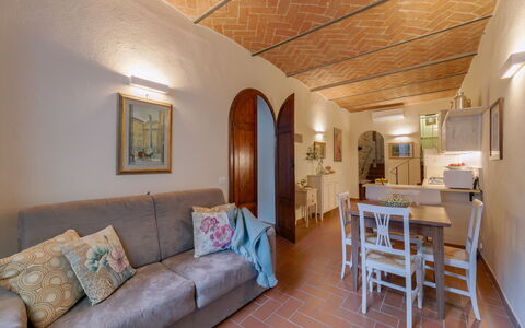 Marlene House: Mobilia, Divano, Proprietà, Cornice, Tavolo, Interior Design, Legna, Illuminazione, Pavimento, Soggiorno