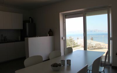 Villa Gustav - Lower Apartment: Proprietà, Camera, Interior Design, Casa, Costruzione, Mobilia, Immobiliare, Architettura, Soggiorno, Tavolo