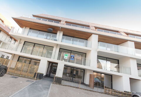Wanderlust with Garage: Cielo, Costruzione, Finestra, Urban Design, Casa, Condominio, Facciata, Edificio Commerciale, Ruota, Città