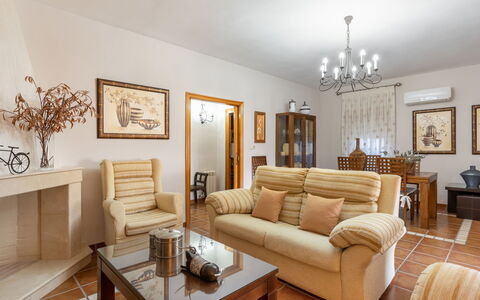 Villa San Vicente: Cornice, Tavolo, Divano, Mobilia, Proprietà, Legna, Interior Design, Illuminazione, Divano Letto, Soggiorno