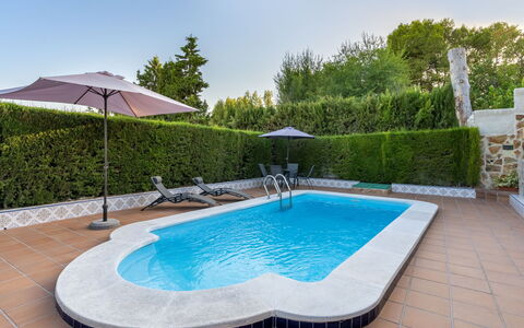 Villa San Vicente: Acqua, Pianta, Cielo, Proprietà, Piscina, Azzurro, Albero, Mobili Da Esterno, Shade, Costruzione