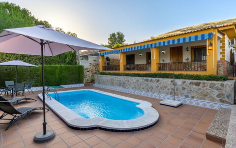 Villa San Vicente: Acqua, Cielo, Pianta, Proprietà, Finestra, Piscina, Azzurro, Albero, Architettura, Interior Design