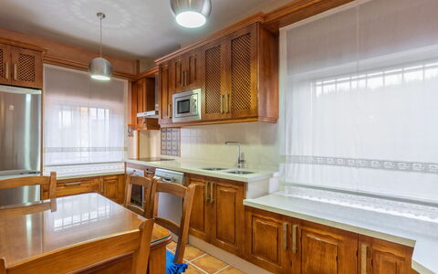 Villa San Vicente: Cabinetry, Proprietà, Mobilia, Costruzione, Controsoffitto, Finestra, Tavolo, Cucina, Legna, Elettrodomestico Da Cucina