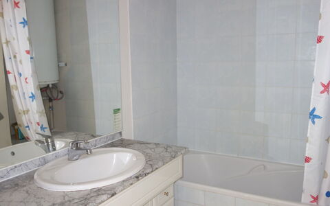 La Marina: Bagno, Proprietà, Camera, Piastrella, Parete, Tenda Doccia, Bagno Accessorio, Tenda, Interior Design, Casa