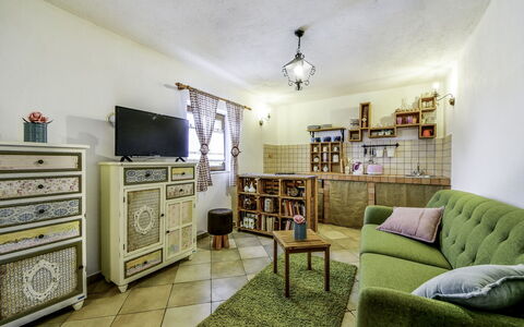 Marijana: Verde, Camera, Mobilia, Proprietà, Interior Design, Giallo, Costruzione, Casa, Soggiorno, Parete