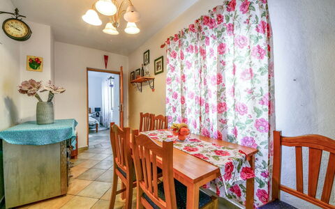 Marijana: Camera, Proprietà, Mobilia, Sala Da Pranzo, Interior Design, Pavimento, Casa, Immobiliare, Costruzione, Tavolo