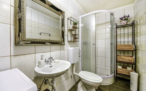 Marijana: Specchio, Idraulico Fixture, Rubinetto, Lavello, Proprietà, Lavandino Del Bagno, Viola, Bagno, Interior Design, Architettura