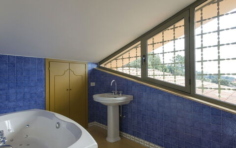 Delfina: Bagno, Blu, Proprietà, Camera, Piastrella, Architettura, Vasca Da Bagno, Parete, Interior Design, Pavimento