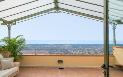 Delfina: Proprietà, Shade, Balcone, Camera, Costruzione, Mobilia, Immobiliare, Architettura, Soffitto, Finestra