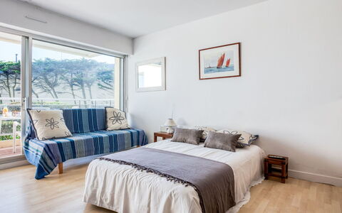 Les Terrasses Port Maria: Camera Da Letto, Mobilia, Letto, Camera, Proprietà, Lenzuolo, Bedding, Interior Design, Telaio Del Letto, Pavimento