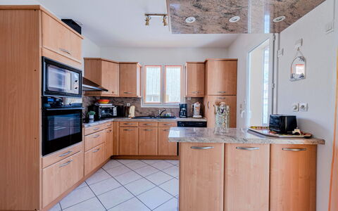 Ladine: Cabinetry, Controsoffitto, Proprietà, Cucina, Elettrodomestico Da Cucina, Legna, Cucina Stufa, Elettrodomestico, Interior Design, Cassetto