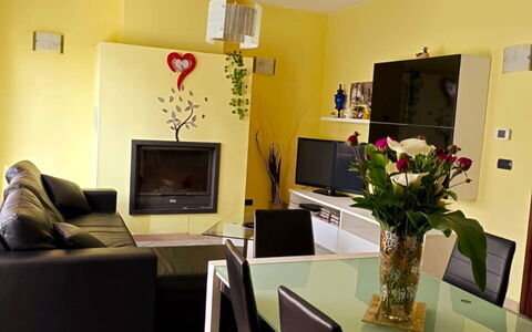 Ai Cuori: Mobilia, Interior Design, Parete, Pavimentazione, Pavimento, Divano, Camera, Soggiorno, Soffitto, Illuminazione