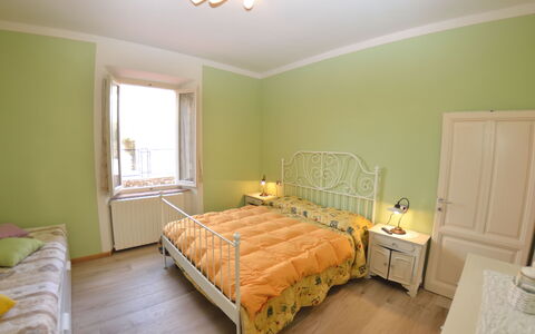 Borgo Di Zacco: Camera Da Letto, Camera, Letto, Mobilia, Proprietà, Lenzuolo, Pavimento, Telaio Del Letto, Parete, Giallo