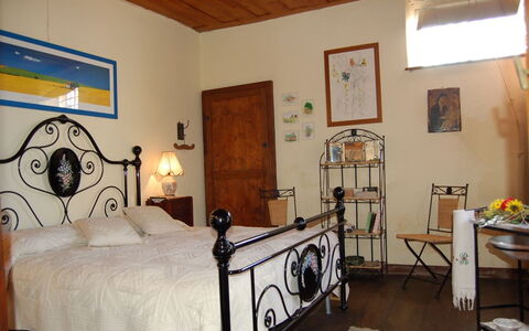 Emilia: Camera Da Letto, Camera, Letto, Mobilia, Proprietà, Telaio Del Letto, Lenzuolo, Costruzione, Interior Design, Parete