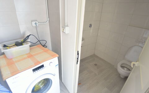 Villa Orchidea: Proprietà, Camera, Lavanderia, Bagno, Asciugatrice, Piastrella, Lavatrice, Apparecchio Major, Gabinetto, Toilet Seat
