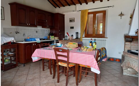 Villetta Di Cortona: Tavolo, Cabinetry, Legna, Interior Design, Costruzione, Sedia, Pavimento, Rettangolo, Finestra, Pavimentazione