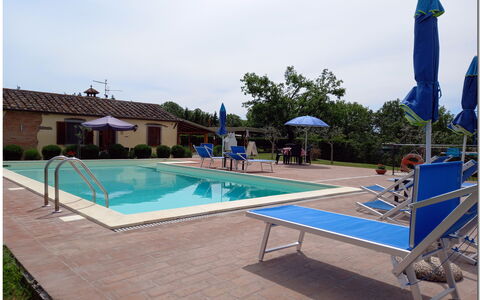 Villetta Di Cortona: Acqua, Cielo, Costruzione, Piscina, Azzurro, Mobili Da Esterno, Casa, Shade, Rettangolo, Nube