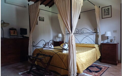 Villetta Di Cortona: Costruzione, Proprietà, Comfort, Telaio Del Letto, Legna, Casa, Lampada, Interior Design, Pavimento, Shade