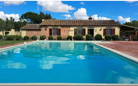 Villetta Di Cortona: Acqua, Nube, Pianta, Cielo, Costruzione, Piscina, Natura, Azzurro, Finestra, Sedia