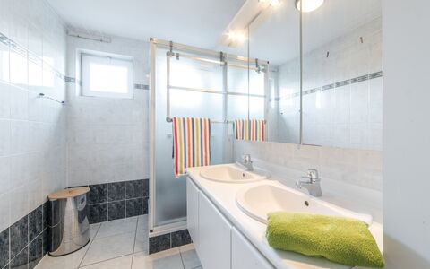 De Vakantieduinen Aan Zee: Bagno, Proprietà, Camera, Interior Design, Costruzione, Architettura, Casa, Immobiliare, Illuminazione Diurna, Piastrella