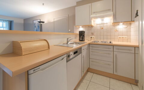 De Vakantieduinen Aan Zee: Cabinetry, Controsoffitto, Lavandino Della Cucina, Lavello, Proprietà, Mobilia, Rubinetto, Cucina, Cucina Stufa, Elettrodomestico Da Cucina
