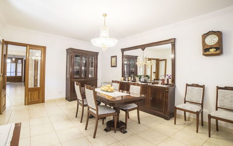 Son Trobat: Proprietà, Camera, Mobilia, Interior Design, Costruzione, Sala Da Pranzo, Immobiliare, Casa, Tavolo, Giallo
