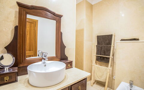 Son Trobat: Camera, Bagno, Proprietà, Interior Design, Lavello, Pavimento, Mobiletto Del Bagno, Mobilia, Piastrella, Costruzione