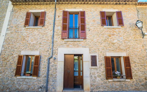 Son Trobat: Proprietà, Blu, Casa, Costruzione, Facciata, Finestra, Architettura, Parete, Cittadina, Quartiere