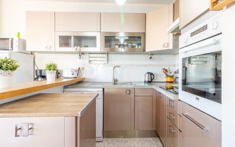 Sol i Canal: Controsoffitto, Cabinetry, Camera, Cucina, Proprietà, Mobilia, Interior Design, Giallo, Costruzione, Casa