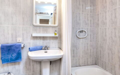 Residencial Magda Park: Bagno, Proprietà, Camera, Interior Design, Parete, Piastrella, Architettura, Casa, Costruzione, Immobiliare