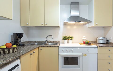 Coquetó: Controsoffitto, Cabinetry, Lavandino Della Cucina, Proprietà, Lavello, Cucina, Elettrodomestico Da Cucina, Cucina Stufa, Elettrodomestico, Rubinetto