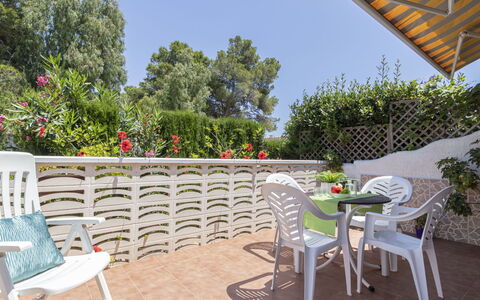 Coquetó: Cielo, Mobilia, Proprietà, Pianta, Tavolo, Sedia, Costruzione, Fiore, Shade, Mobili Da Esterno