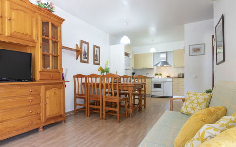 Coquetó: Tavolo, Mobilia, Cabinetry, Proprietà, Legna, Costruzione, Sedia, Interior Design, Giallo, Cassetto