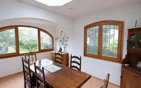 Reny: Camera, Proprietà, Sala Da Pranzo, Mobilia, Soffitto, Costruzione, Pavimento, Tavolo, Interior Design, Immobiliare