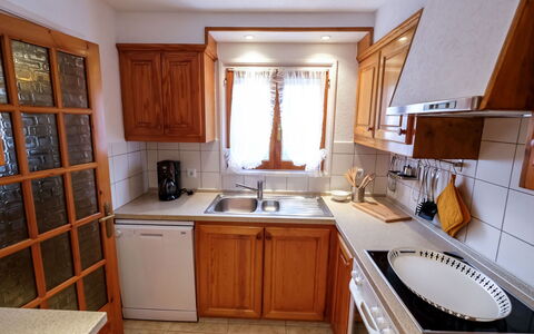 Reny: Controsoffitto, Camera, Mobilia, Proprietà, Cabinetry, Cucina, Costruzione, Lavello, Interior Design, Pavimento
