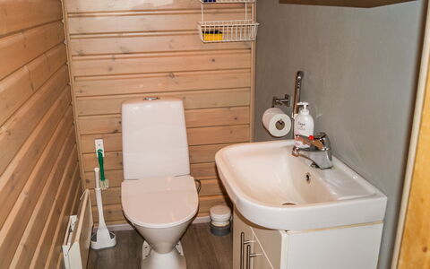 Kesäranta: Toilet Seat, Gabinetto, Pavimentazione, Idraulico Fixture, Legna, Pavimento, Bagno, Idraulico, Interior Design, Lavello