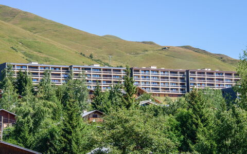 Simiane: Cielo, Montagna, Costruzione, Pendenza, Albero, Lotto, Vegetazione, Highland, Paesaggio Naturale, Geografia Montane