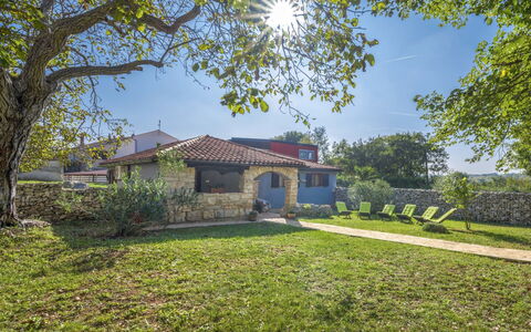Cetina: Proprietà, Casa, Casa, Immobiliare, Estate, Costruzione, Albero, Cielo, Zona Residenziale, Architettura