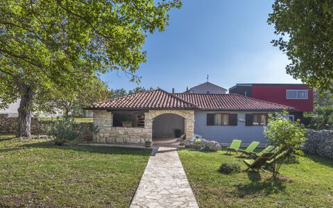 Cetina: Pianta, Cielo, Costruzione, Finestra, Albero, Porta, Casa, Villetta, Erba, Zona Residenziale