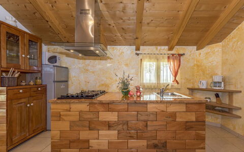 Cetina: Controsoffitto, Camera, Proprietà, Mobilia, Costruzione, Pavimento, Cucina, Soffitto, Interior Design, Fascio