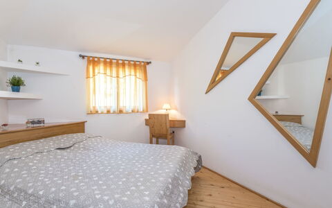 Cetina: Camera Da Letto, Letto, Camera, Mobilia, Proprietà, Interior Design, Telaio Del Letto, Lenzuolo, Attico, Parete