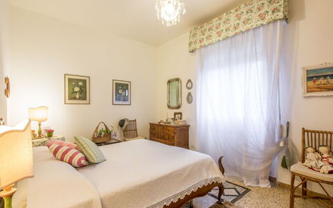 Madda: Camera Da Letto, Mobilia, Camera, Proprietà, Letto, Interior Design, Telaio Del Letto, Lenzuolo, Parete, Tenda